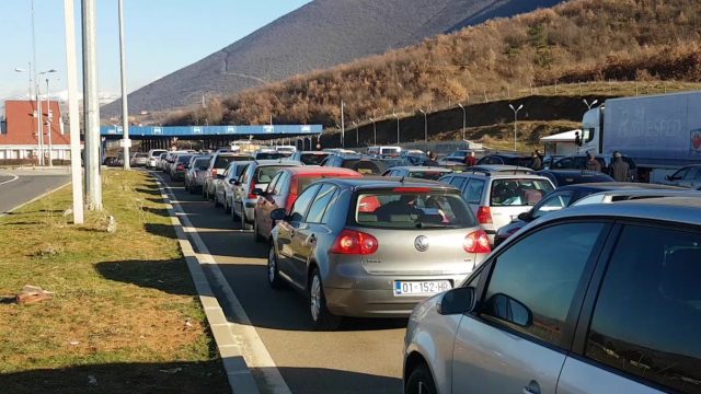 Fluks qytetaresh ne piken kufitare Morine: Verifikim per certifikatat e vaksinimit